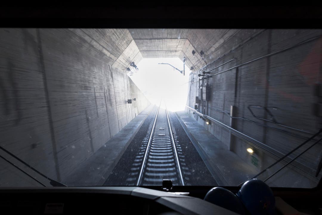 Das Ende des Tunnels ist in Sicht: Das Südportal in Biasca. (Bild: KEYSTONE/GAETAN BALLY)