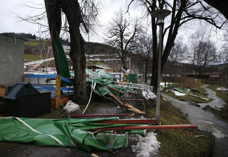Massive Sturmschäden bei «Aegeri on Ice»: Die Veranstaltung in Unterägeri wird abgebrochen. (Bild: Stefan Kaiser)