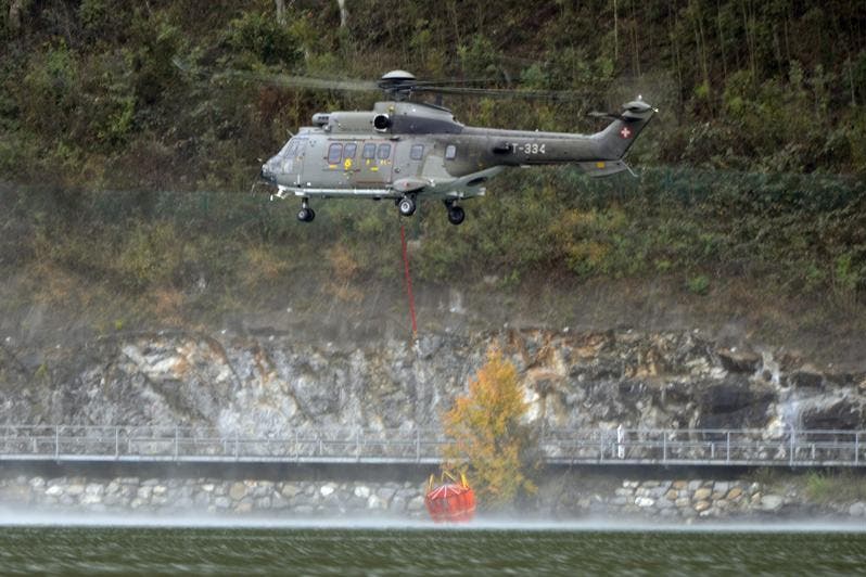 Im Minutentakt holt der Helikopter Wasser aus dem Alpnachersee. (Bild: Keystone)