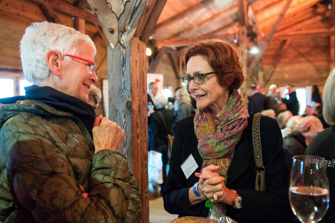 Monika Rühl, Vorsitzende der Geschäftsleitung economiesuisse, rechts im Gespräch mit Ute Maria Laubender am Anlass Wirtschaft im Dialog an der Luga am 3. Mai 2016 in Luzern. (Bild: Eveline Beerkircher (Neue LZ))