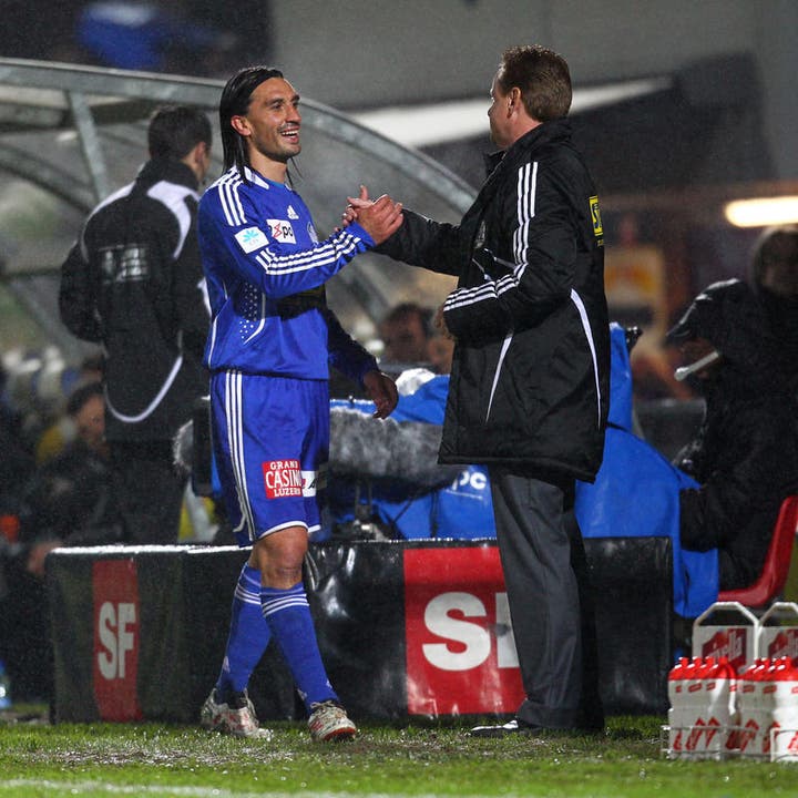 13.5.2010 im Spiel gegen YB: Hakan Yakin (links) und Rolf Fringer. (Bild: Philipp Schmidli/Neue LZ)
