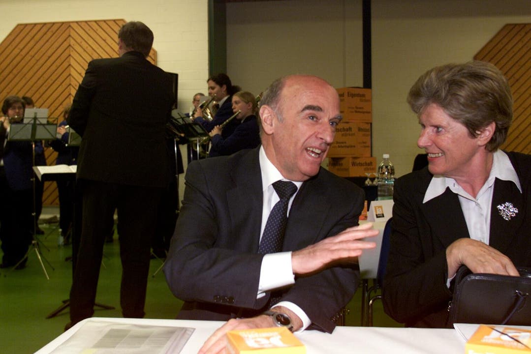 Helen Leumann unterhält sich mit Bundesrat Hans-Rudolf Merz, der 2002 ein Referat in Sursee hielt. (Bild: Archiv Neue LZ)