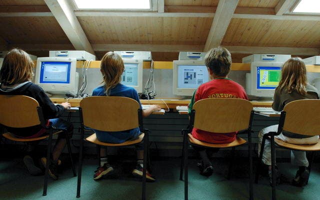 Krienser Kinder im Computerraum ihrer Schule. (Themenbild Alexandra Wey/Neue LZ)