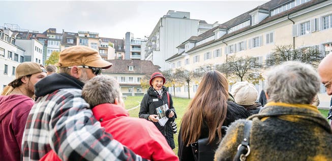 Stadtführerin Ruth Casagrande mit Neuzuzügern im Stadthauspark. Bild: Roger Grütter (Luzern, 29. Oktober 2016)