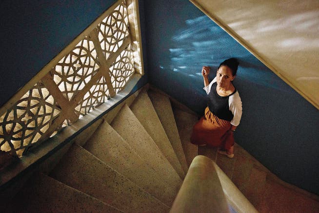 Das Apartmenthaus Aquarius wirkt mit Clara (Sonia Braga) als einziger Bewohnerin gespenstisch. (Bild: Filmcoopi/PD)