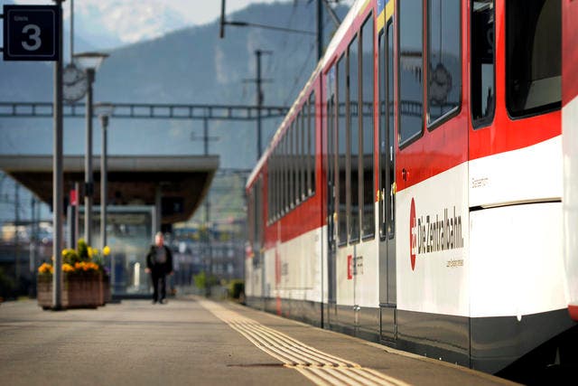Eine Zugskomposition der Zentralbahn beim Bahnhof Horw. (Bild: Pius Amrein / Neue LZ)