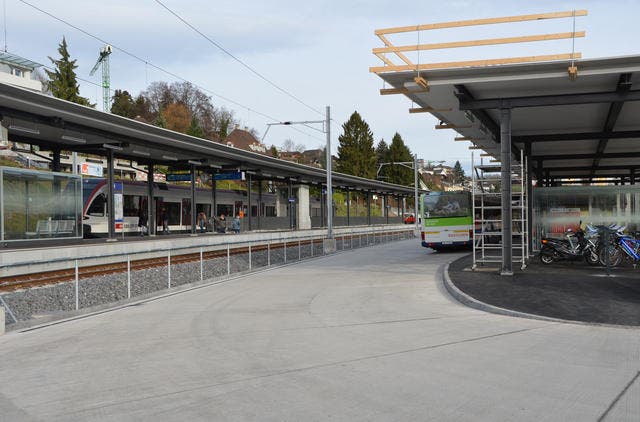 Das erhöhte und überdachte Mittelperron (links) und die gedeckte Bushaltestelle (rechts) im Bahnhof Küssnacht. (Bild: Harry Ziegler/Neue SZ)