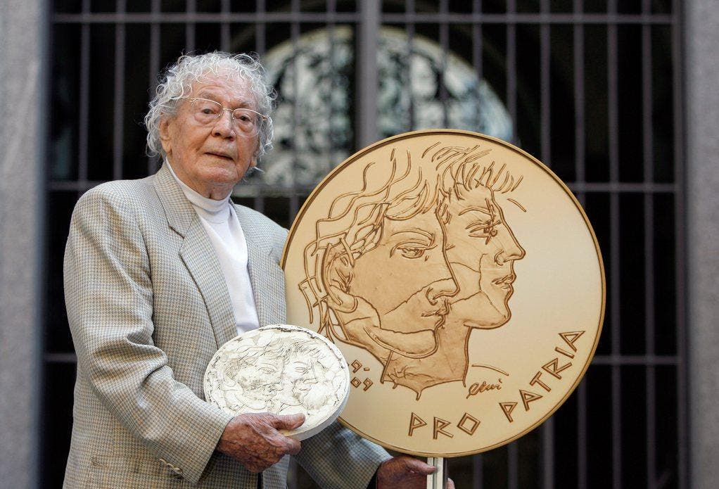 2009: Hans Erni posiert mit einem Modell einer von ihm gestalteten Goldmünze zum 100 Jahr Jubiläum der Pro Patria im Jahr 2009 in Bern. (Bild: Keystone)