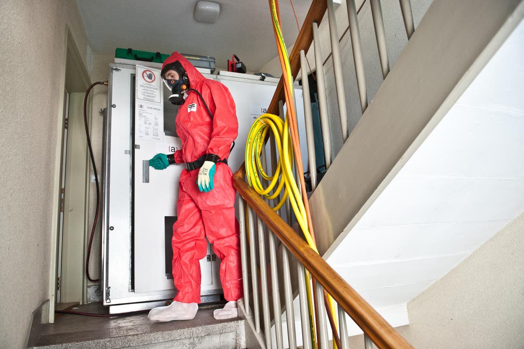 Bevor die Asbest-Spezialisten die Wohnung betreten, müssen sie eine Schleuse passieren. (Bild: Boris Bürgisser/ Neue LZ)