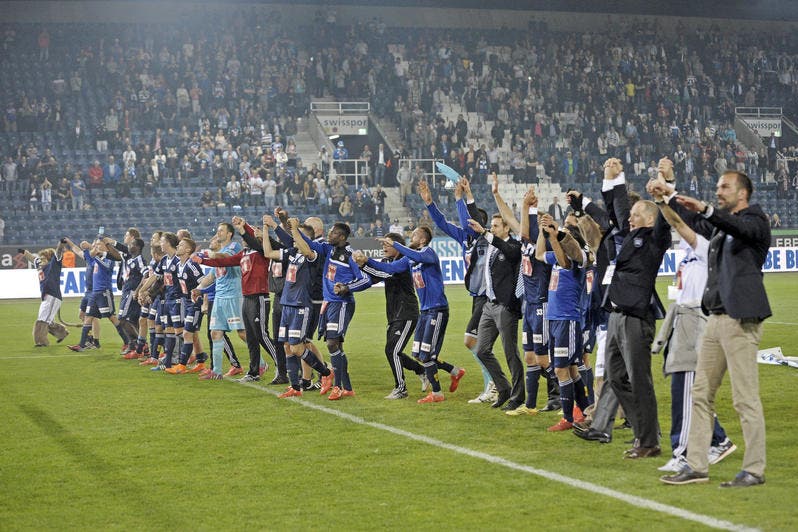Die Mannschaft bedankt sich bei den Fans. (Bild: Pius Amrein / Neue LZ)