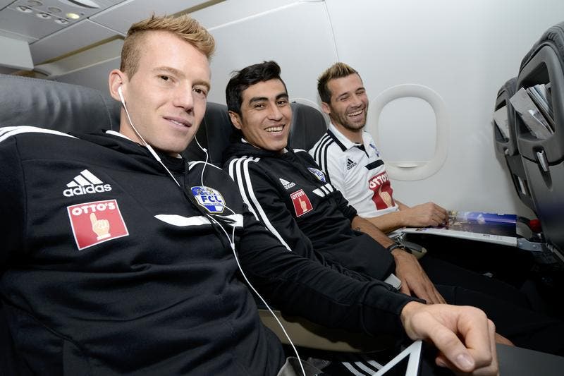 Die Spieler Oliver Bozanic, Dario Lezcano und Michel Renggli (von links) auf dem Flug von Zürich nach Malaga. (Bild: Martin Meienberger)