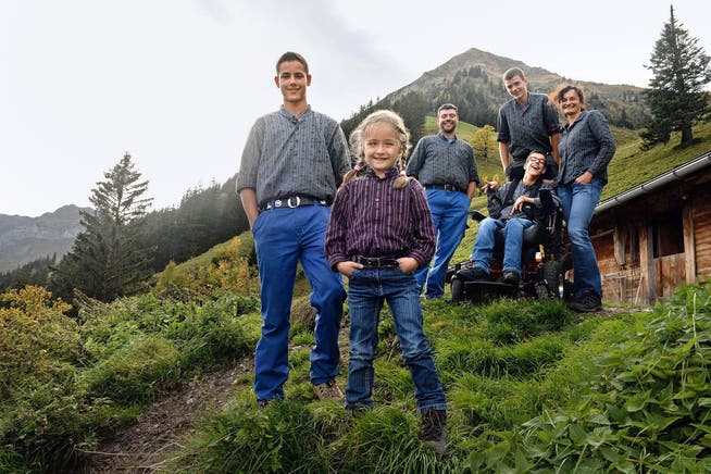 Familie Ming auf der Alp oberhalb von Lungern. Von links: Marc (16), Lara (5), Peter (40), Simon (15), Thomas (17, im Rollstuhl) und Andrea (40). (Bild Nadia Schärli)