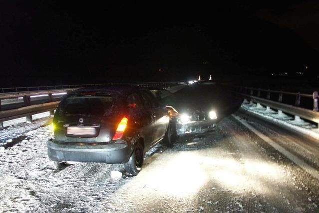 Schnee auf der Fahrbahn: Unfall auf der A14. (Bild: Kantonspolizei Schwyz)