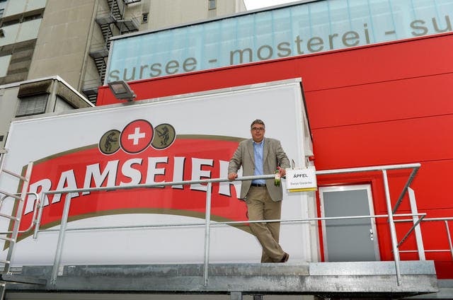 Christian Consoni, CEO Ramseier Suisse AG, vor der neuen Mosterei in Sursee. (Bild: PD/Marcel Sauder)