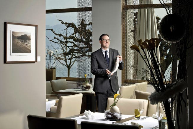 Setzt künftig auf Fisch: «Palace»-Direktor Raymond Hunziker im Restaurant des 5-Sterne-Hotels. (Bild Pius Amrein)