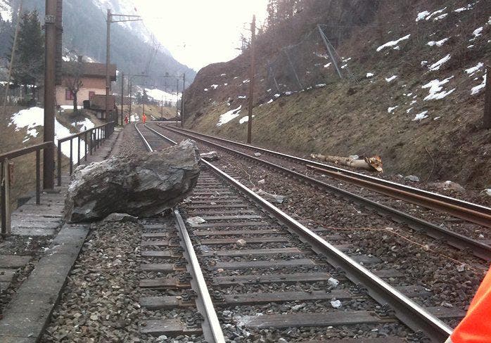 12. März 2012: Ein Teil des Felssturzes landet auf den Gleisen. (Bild: SBB)