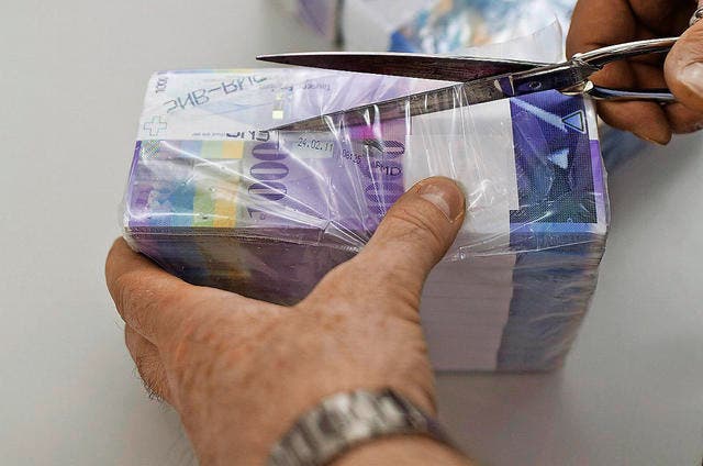 Bankmitarbeiter müssen vermehrt 1000er-Noten herausgeben. (Bild: Keystone/Martin Ruetschi)