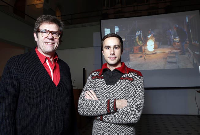 Pfarrer Andreas Haas (links) und Remo Hegglin, der in der City-Kirche Zug eine Videoinstallation präsentierte.Bild: Werner Schelbert (7. Dezember 2016)