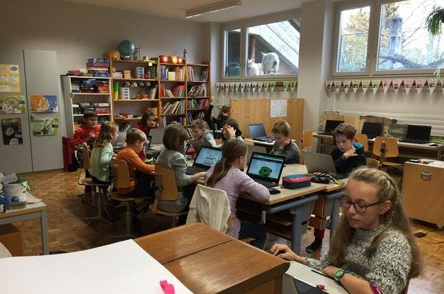 Eine Schulklasse in Rothenburg löst Informatiik-Aufgaben. (Bild: Dina Mazzotti / PD)