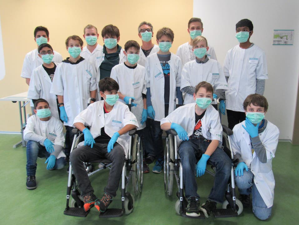 11 Jungs verbrachten den heutigen Tag als Profipfleger bei der ZIGG (Zentralschweizer Interessengemeinschaft Gesundheitsberufe) (Bild: Celia Stalder)