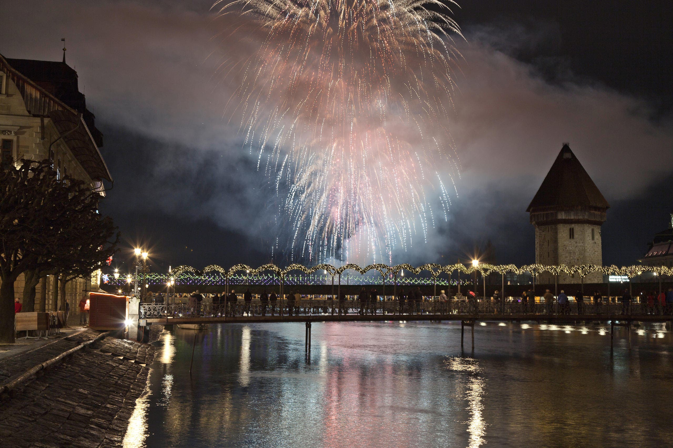 Neujahrs-Feuerwerk über Luzern | Luzerner Zeitung