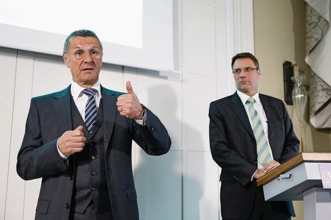 Jürg Bucher, VR-Präsident der Valiant (links), und sein Nachfolger, der heutige CEO Markus Gygax. (Bild: Peter Klaunzer/Keystone (Bern, 5. März 2014))