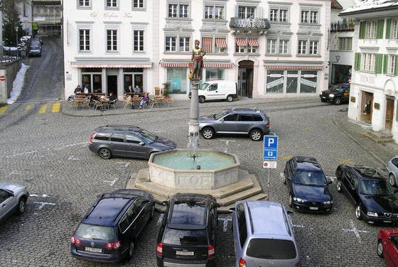 Die Parkplätze rund um den Brunnen auf dem Hauptplatz sowie die Zufahrten aus der Reichsstrasse (rechts oben) und der Hirzengasse (links) bleiben für den Verkehr nutzbar. (Bild pd)