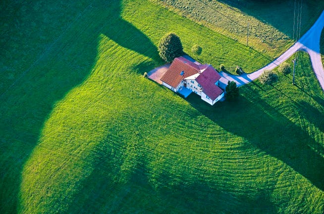Im Rahmen der Steuerreform sollen Landwirte bei Grundstücksverkäufen bessergestellt werden (Symbolbild). (Bild: Keystone/Martin Ruetschi)