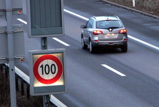 Bevor die Baustelle kam, galt auf der A8 die Tempolimite von 100km/h. (Symbolbild) (Bild: Werner Schelbert / Neue ZZ)