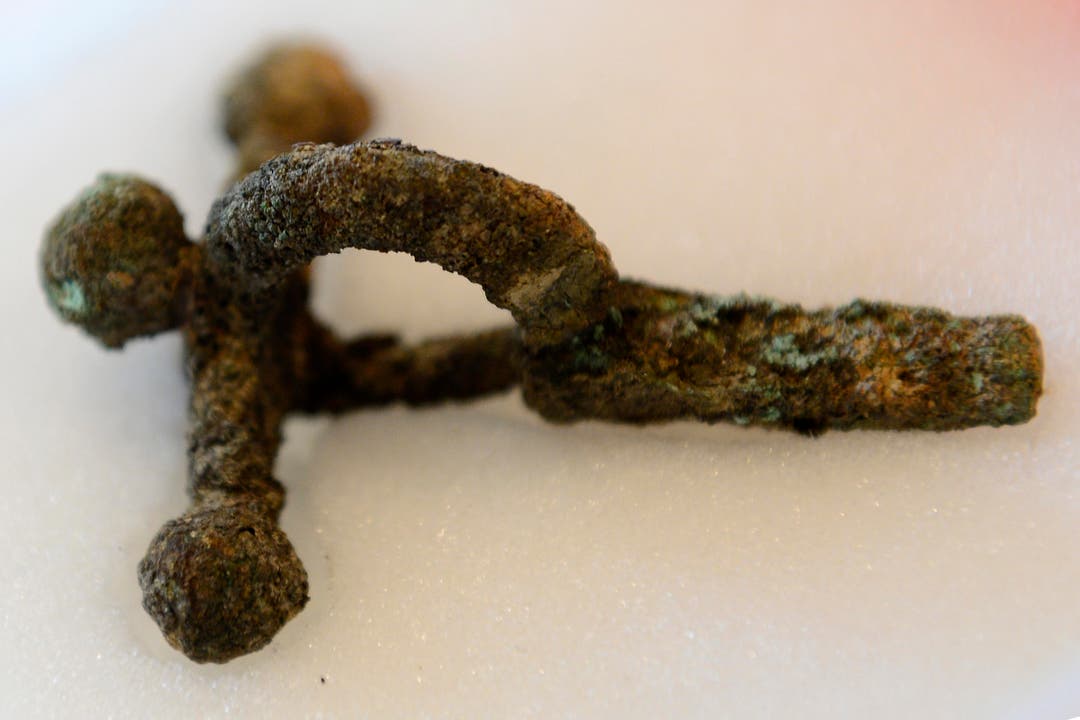 Eine Zwiebelknopffibel von einer Tracht eines Beamten oder Militärangehörigen. Sie stammt ungefähr aus dem Jahr 300. (Bild: Keystone)