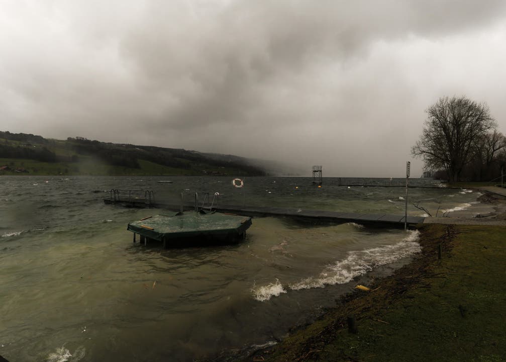 Der Sturm Burglind nähert sich vom Hallwilersee her Richtung Baldeggeersee. (Bild: Monika Neiger)