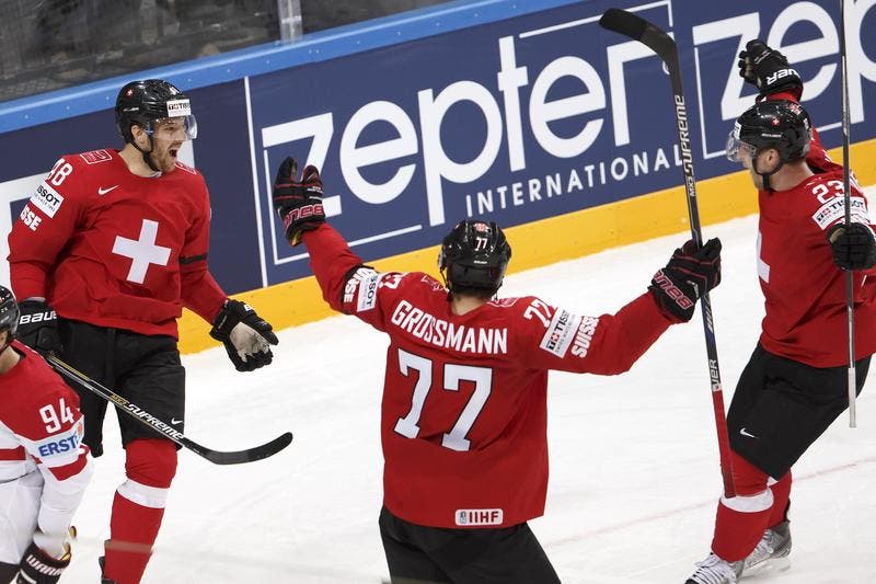 Der Schweizer Matthias Bieber (links) feiert sein Goal mit den Teamkollegen Robin Grossmann (Mitte) und Simon Bodenmann (rechts) nachdem er das 3:2 erzielt hat. (Bild: Keystone / Salvatore Di Nolfi)