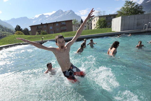 Wasser bringt Abkühlung im neuen Schwimmbad in Altdorf. (Bild: Urs Hanhart/Neue UZ)