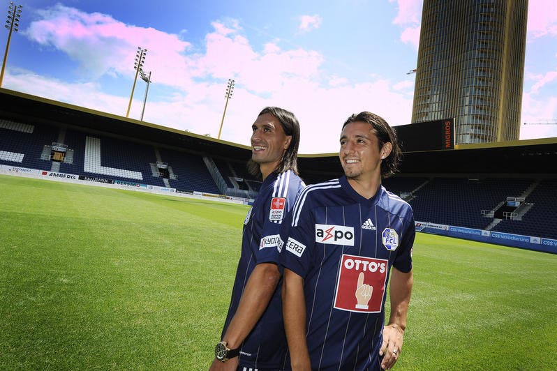 29. Juli 2011: Hakan Yakin (links) und Nelson Ferreira präsentieren das neue FCL-Heimdress in der neuen Swisspora-Arena. (Bild: Philipp Schmidli/Neue LZ)