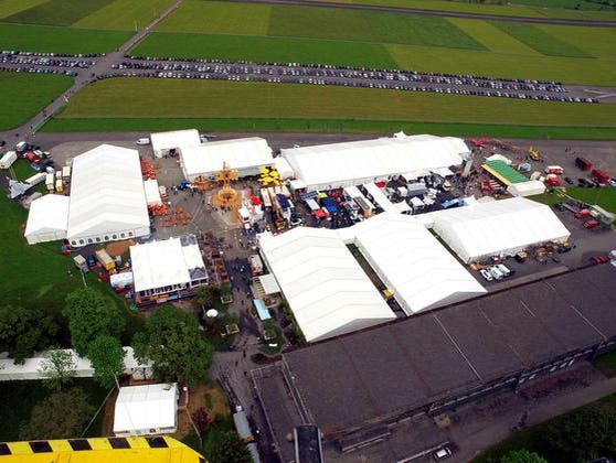 Über 10'000 Besucher und 2500 Autos auf dem Flugplatz Buochs am ersten Tag der Gewerbeausstellung Iheimisch. (Bild: Robert Mäder / Neue NZ)