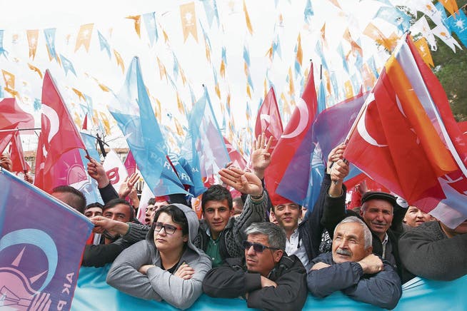 Türken lauschen dem Wahlkampfauftritt von Ministerpräsident Binali Yildirim. (Bild: Evrim Aydin/Getty (Ankara, 16. März 2017))