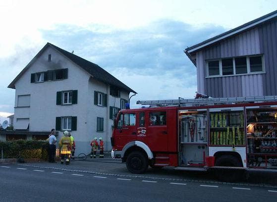 Die Einsatzkräfte vor dem betroffenen Haus. (Bild Kapo Schwyz)
