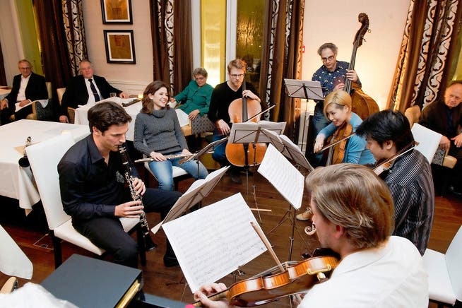 Halb spassige Jam-Session, halb gesellige Probe: Top-Musiker um Klarinettist Andreas Ottensamer (links) mitten im Publikum. (Bild Dominik Wunderli)