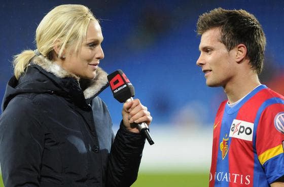 Valentin Stocker vom FCB im Interview mit Teleclub Moderatorin Annette Fetscherin. (Bild: Keystone)