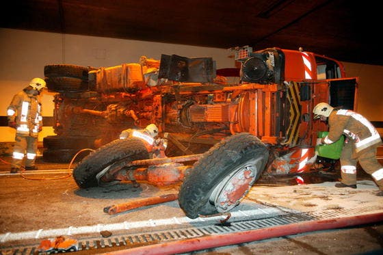 23. Juni 2005: Die Frontalkollision zwischen einem Lastwagen und einem Auto im Tunnel Sachseln forderte einen Toten. (Bild Daniel Reinhard/Neue OZ)