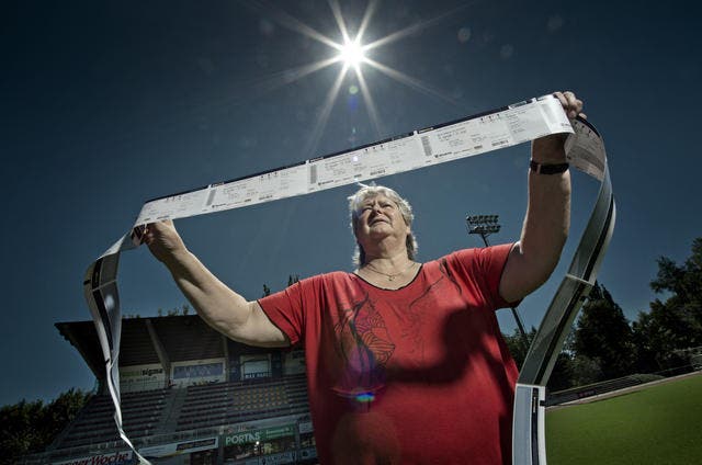 Alice Christ (69) mit Tickets für das Cupspiel des FC Sursee gegen den FC Sion vom 17. August im Stadion Schlottermilch in Sursee. (Bild: Pius Amrein / Neue LZ)