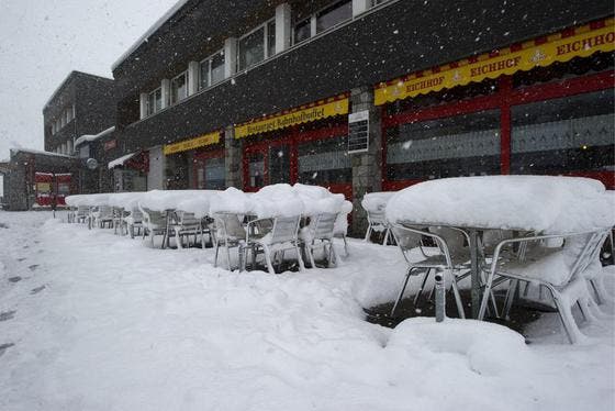 Rund 30 Zentimeter Schnee fielen auch beim Bahnhof in Andermatt. (Bild: Keystone)