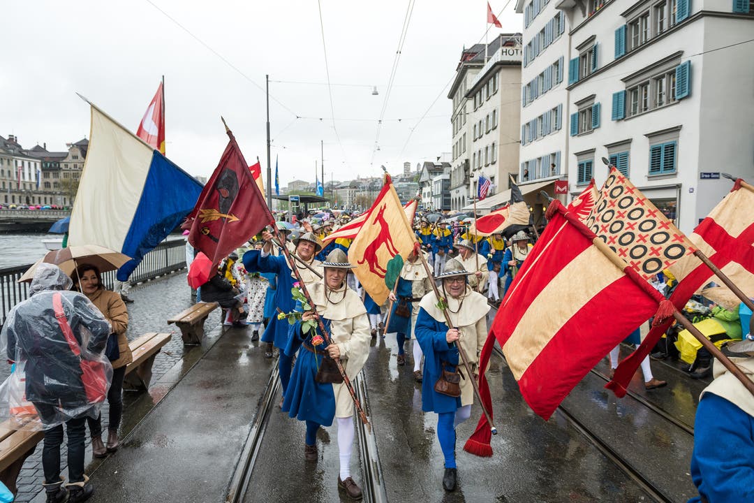 Die Luzerner trotzen dem Regen und zeigen Flagge(n). (Bild: Roger Grütter / Neue LZ)