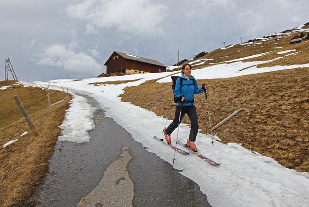 Am Sonntag im Urner Skigebiet Ratzi: Eine Tourenskifahrerin ist einsam unterwegs. (Bild: Philipp Schmidli/Neue LZ)