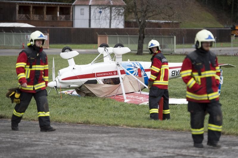 Im Flugplatz Buochs hat der Sturm ein Kleinflugzeug umgekippt. (Bild: Keystone)