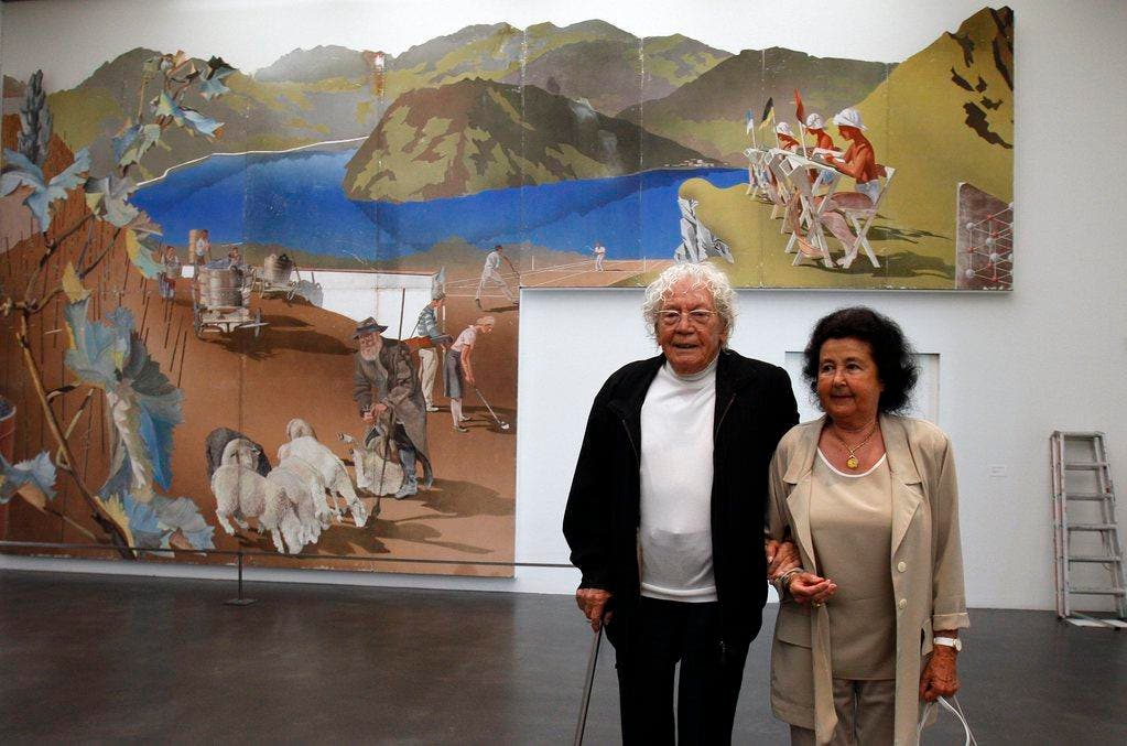 2009: Hans Erni und seine Ehefrau Doris führen die Medien durch seine Ausstellung "Retrospektive zum 100. Geburtstag" im Kunstmuseum Luzern. (Bild: Keystone)
