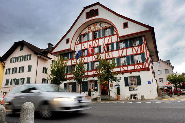 Die Gemeinde Rothenburg (im Bild der Gasthof Bären) will die Steuern von 1,75 auf 1,90 Einheiten erhöhen. (Bild: Archiv Neue LZ)