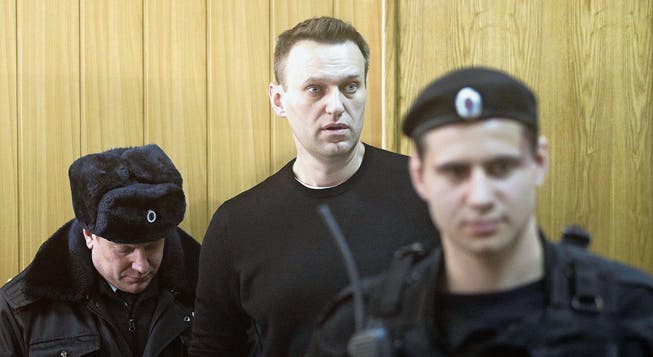 Oppositionspolitiker Alexej Nawalny bei einer Gerichtsverhandlung im März dieses Jahres. (Bild: Sergej Ilnitsky/Keystone (Moskau, 27. März 2017))