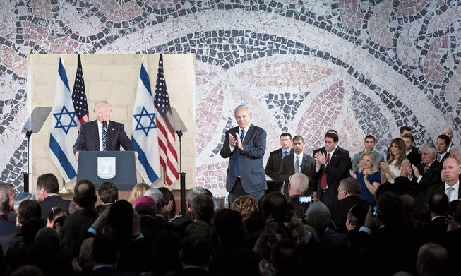 US-Präsident Donald Trump erhält Applaus von Israels Premier Benjamin Netanyahu während seiner gestrigen Rede im Israel Museum in Jerusalem. (Bild: Sebastian Scheiner/AP (Jerusalem, 23. Mai 2017))