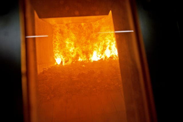 Hier entsteht viel Wärme. Blick in einen der Verbrennungsöfen der neuen Kehrichtverbrennungsanlage in Perlen. (Bild: Pius Amein / Neue LZ)